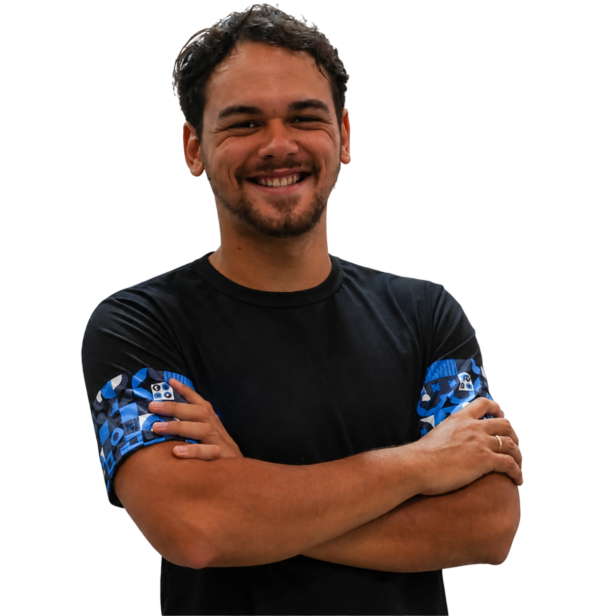 Valter Alves sorrindo com os braços cruzados